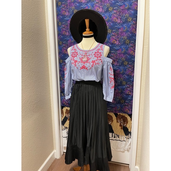 🌈 Beautiful Embroidered flowers top - Picture 12 of 12